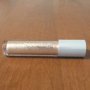 Shimmery liquid eye liner